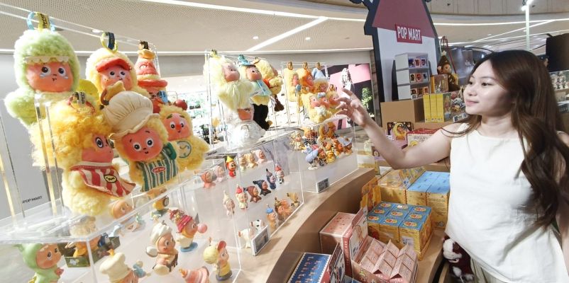 BERBURU BONEKA: Seorang pengunjung mengamati salah satu koleksi Pop Mart, Twinkle-Twinkle, yang dipajang dalam pameran yang digelar di Tunjungan Plaza, Surabaya, Minggu (1/3).