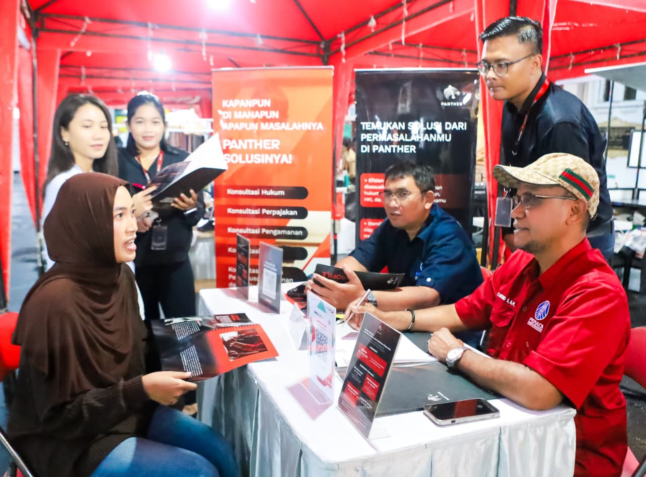 KONSULTASI HUKUM: Salah satu pengunjung memanfaatkan klinik hukum, untuk melakukan konsultasi terkait HAKI, di Balai Kota Surabaya.  