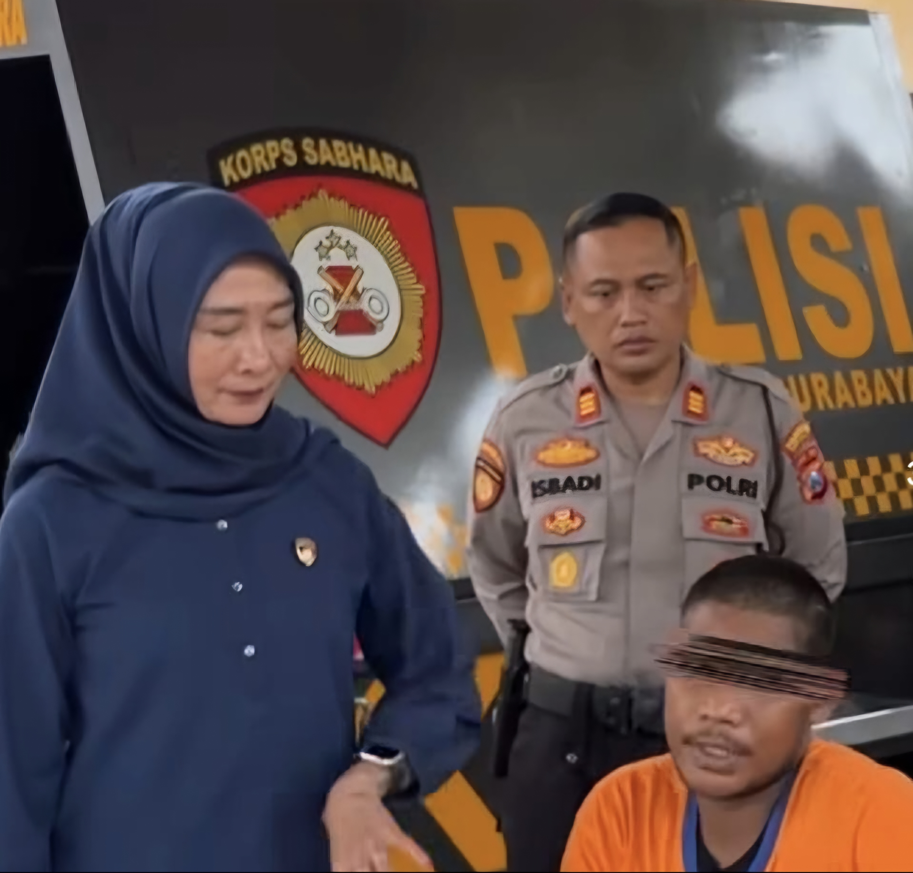 BAJU ORANYE: Tersangka begal payudara saat diamankan polisi. Iya nekat beraksi di Jalan Ngagel, Surabaya, karena nafsu melihat korban.(IST/RADAR SURABAYA)