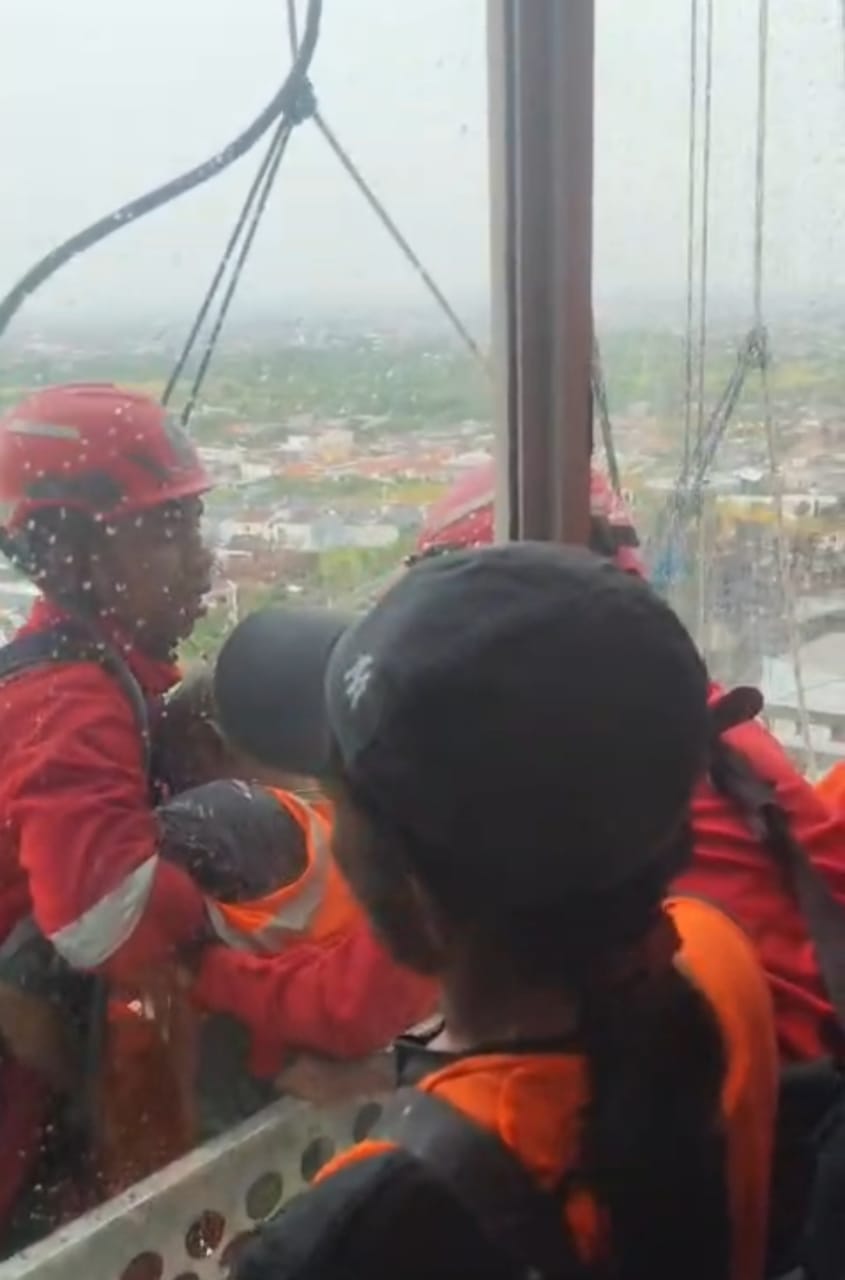 GERAK CEPAT: Petugas saat mengevakuasi korban pekerja di gedung apartemen kawasan Surabaya Barat. (IST/RADAR SURABAYA)