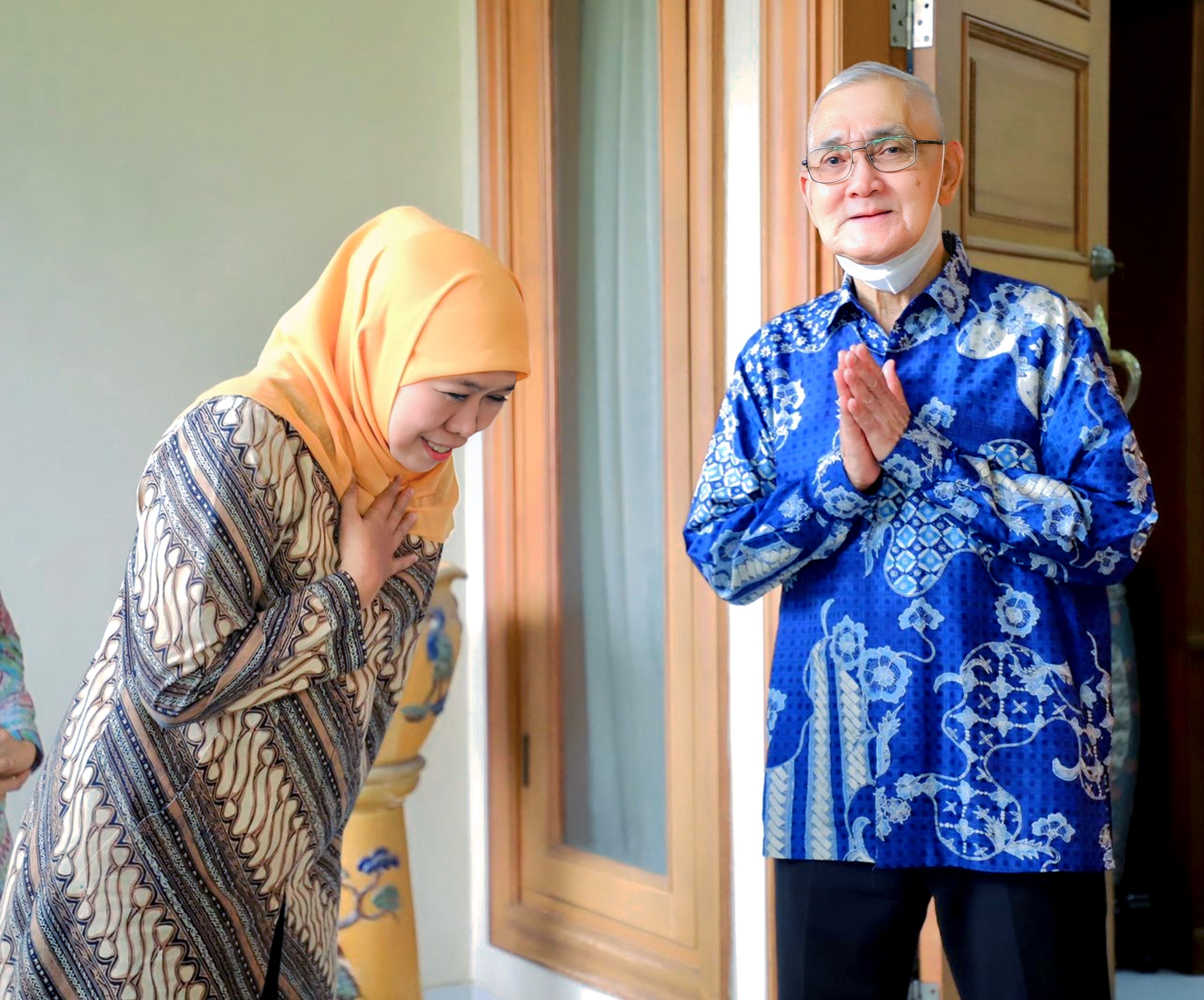 BERPULANG: Gubernur Jatim Khofifah menyampaikan duka cita yang mendalam usia kabar wafatnya mantan Wapres RI ke-6 Try Sutrisno. (IST/RADAR SURABAYA)