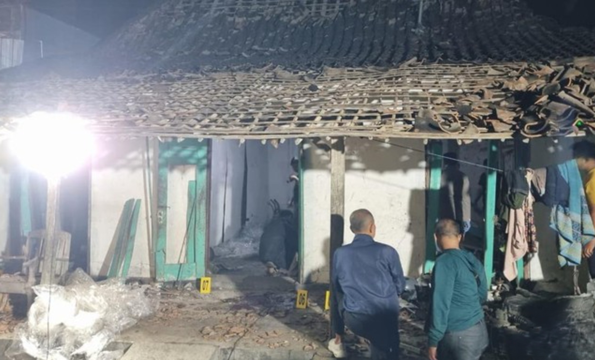 Rumah di Dusun Cuet, Desa Plosojenar, Ponorogo yang hancur akibat ledakan bahan petasan dan menewaskan seorang remaja.
