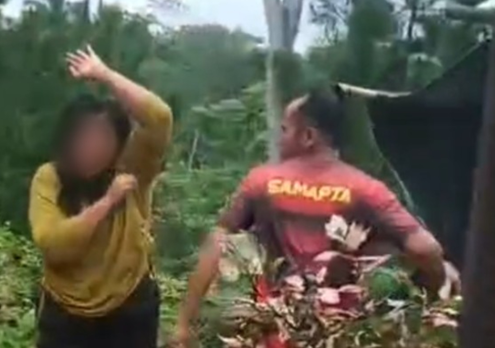 Tangkapan layar video KDRT oleh seorang laki-laki berkaus Samapta terhadap istrinya di Ponorogo.