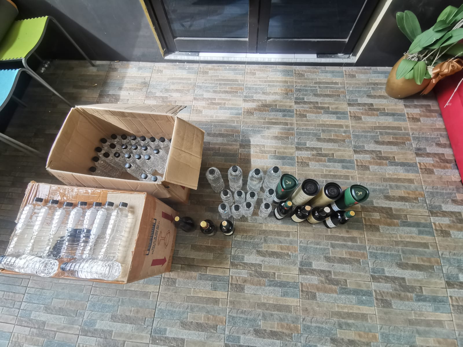 DISITA: Polisi mengamankan puluhan botol miras jenis arak bali dan impor usai menggerebek took buah di Jalan Manukan Tama, Surabaya.(IST/RADAR SURABAYA)