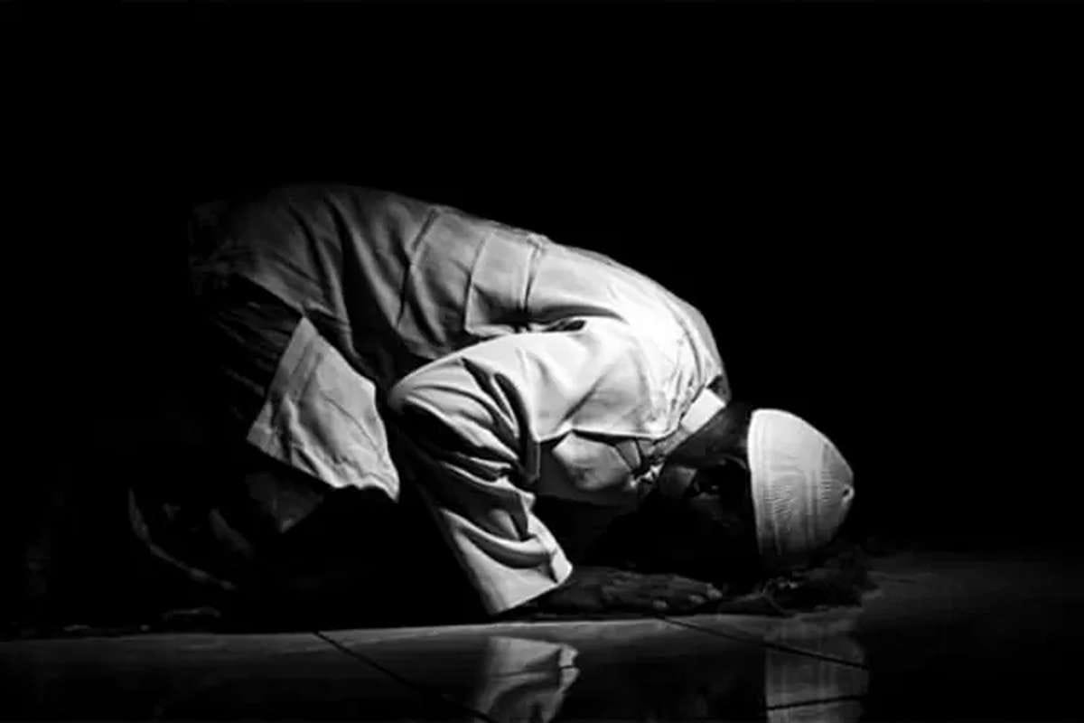 Tunduk : Seorang muslim bersujud dalam salat malam di bulan Ramadhan, memohon ampunan dan keberkahan di waktu yang penuh rahmat.