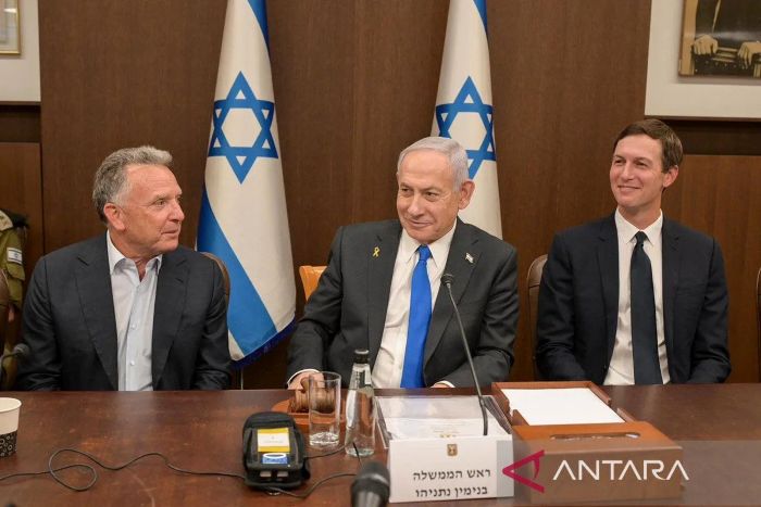 PERTEMUAN: Pemimpin Israel Benjamin Netanyahu (tengah), Utusan Khusus AS untuk Timteng Steve Witkoff (kiri), dan menantu Presiden AS Donald Trump, Jared Kushner, hadiri pertemuan di Yerusalem.
