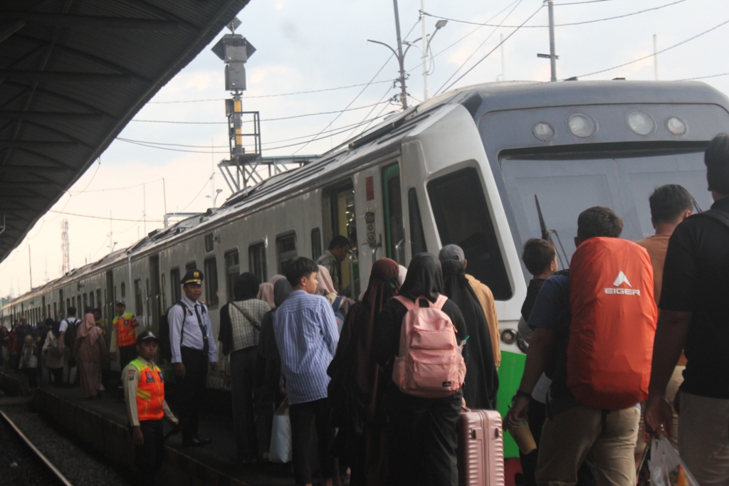 Penumpang kereta api komuter line di Stasiun Surabaya Gubeng Lama. Kini ada jurusan hingga Probolinggo. (RAHMAT SUDRAJAT/RADAR SURABAYA)