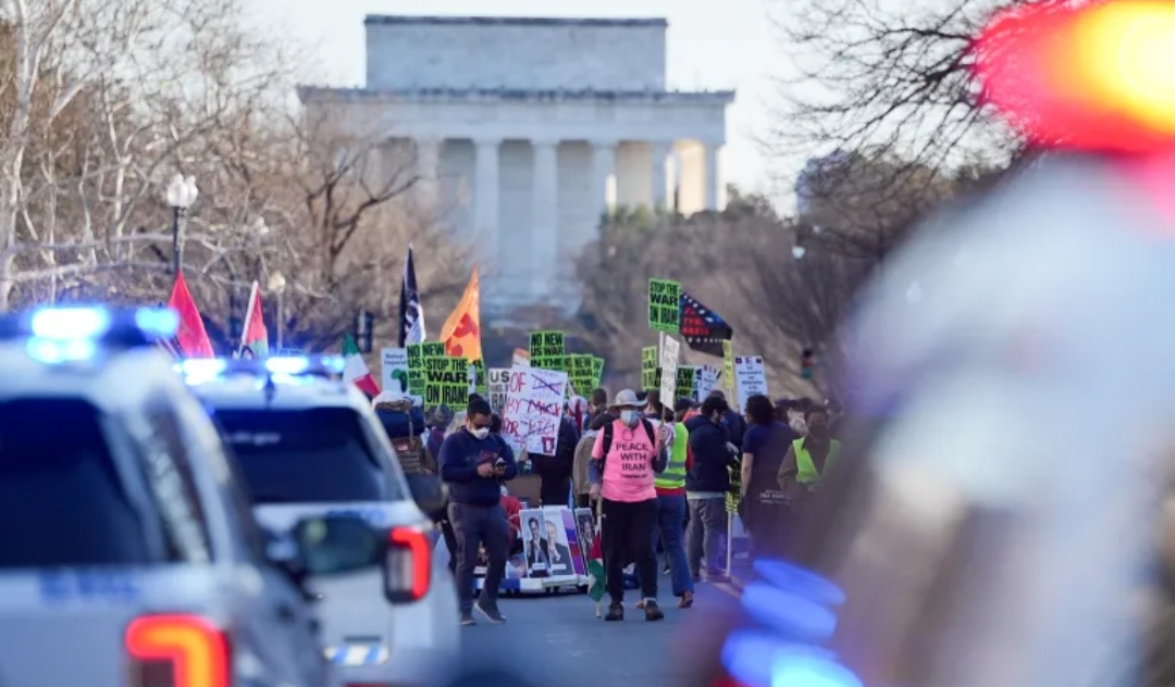 Sejumlah orang memegang poster yang mengecam perang terhadap Iran saat berunjuk rasa di depan Lincoln Memorial, Washington, D.C.