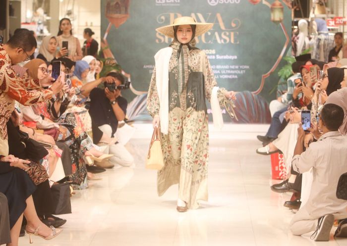 BUSANA LEBARAN: Sejumlah model memeragakan busana koleksi dari berbagai macam brand, dalam trunk show yang digelar di Sogo Tunjungan Plaza, Surabaya, Senin (2/3).