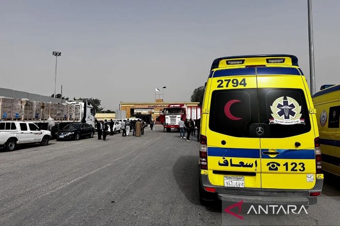 ILUSTRASI: Sebuah ambulans Mesir terlihat di sisi Mesir dari pos perbatasan Rafah, Palestina di Sinai Utara, Mesir, Senin (2/2/2026).