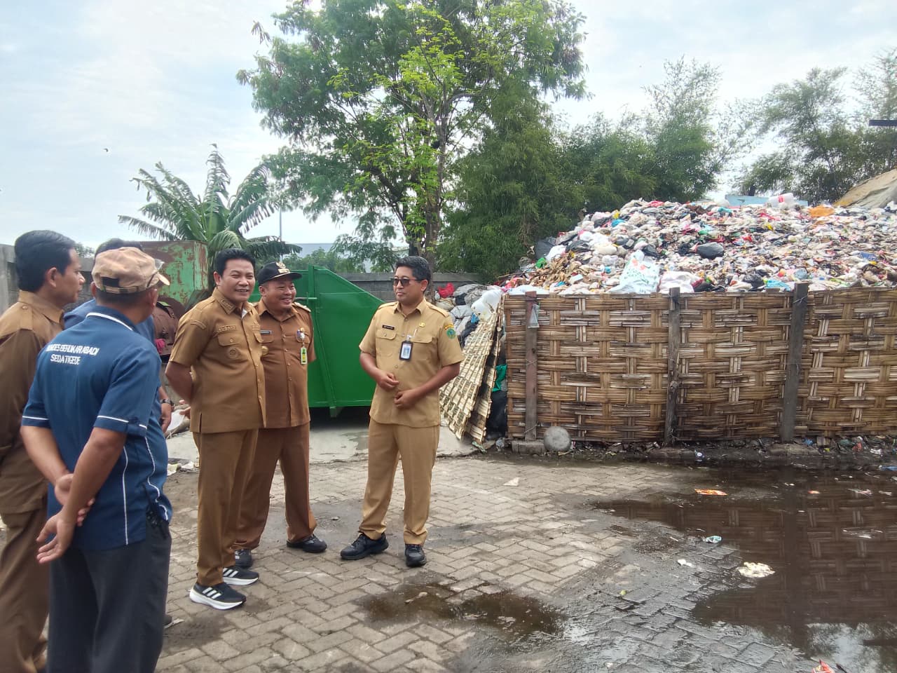SIDAK: Bupati Sidoarjo Subandi (TENGAH) perintahkan DLHK Clean Up TPS3R Sedati Gede. (DIKY SANSIRI/RADAR SIDOARJO)