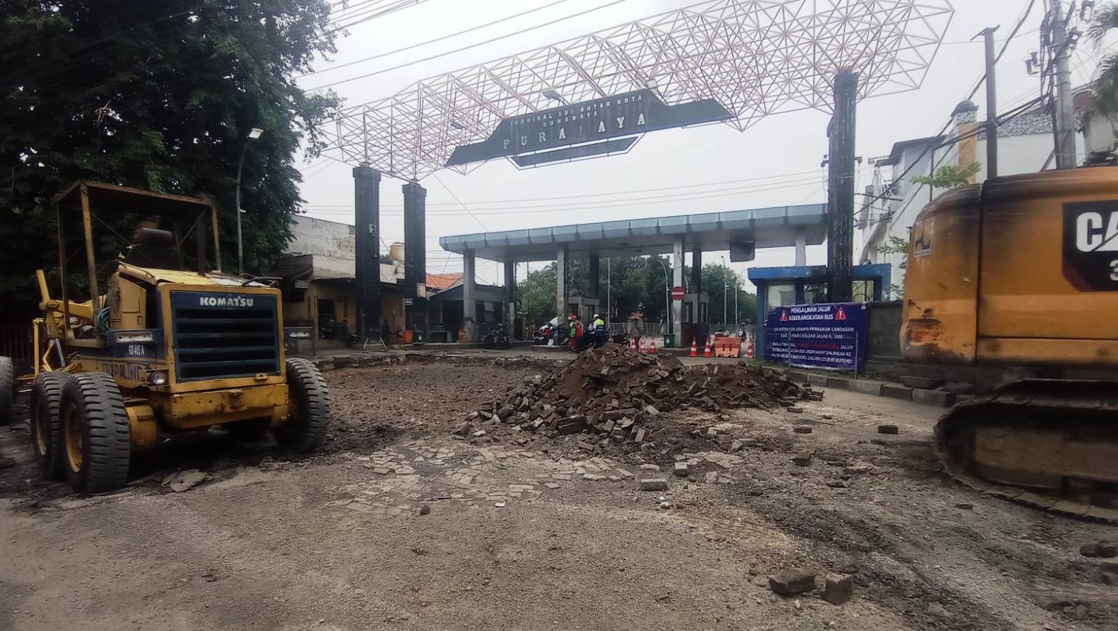 RUSAK: Perbaikan jalan di pintu keluar Terminal Purabaya Sidoarjo dikebut. (SURYANTO/RADAR SIDOARJO)