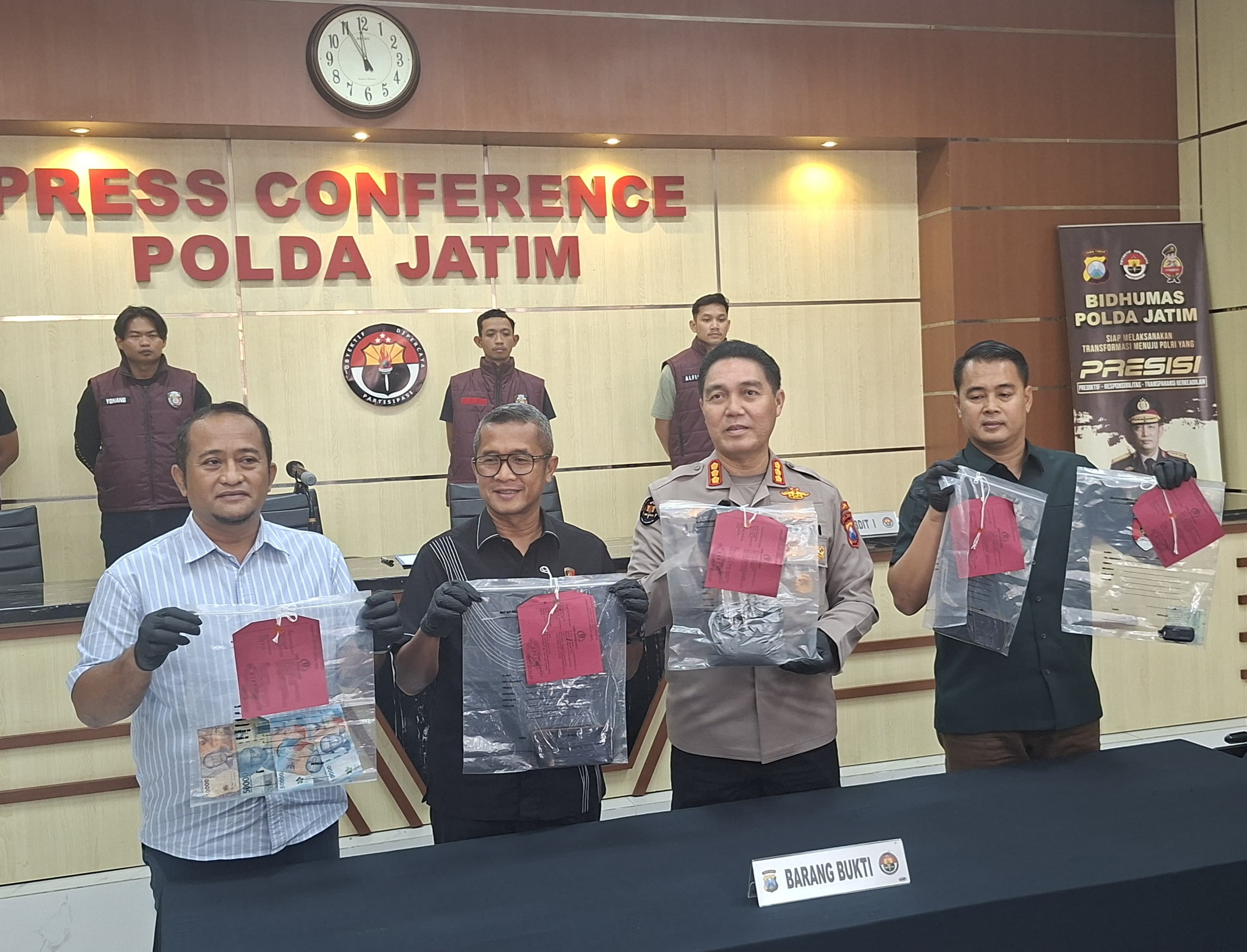 DIRINGKUS: Kabid Humas Polda Jatim Kombes Pol Jules Abraham Abast saat menunjukkan barang bukti bubuk bahan peledak petasan dari dua tersangka warga Sidoarjo. (M MAHRUS/RADAR SURABAYA)