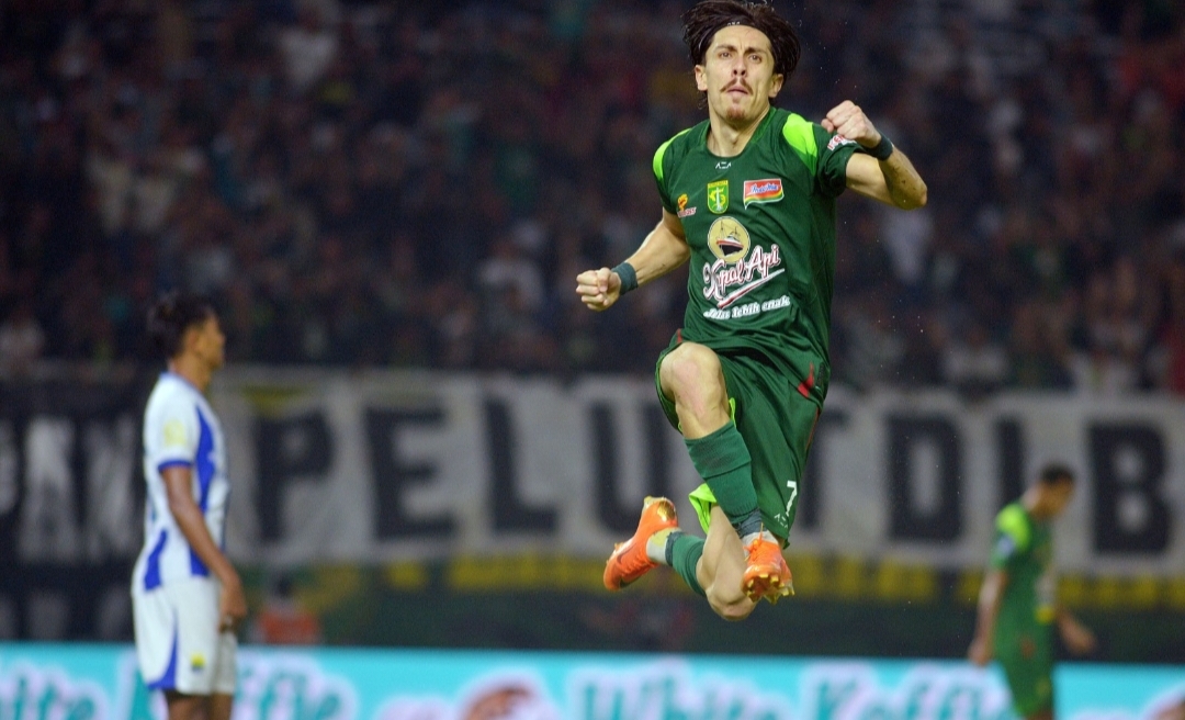 Gol Francisco Rivera pada menit ke-85 selamatkan Persebaya dari kekalahan. 