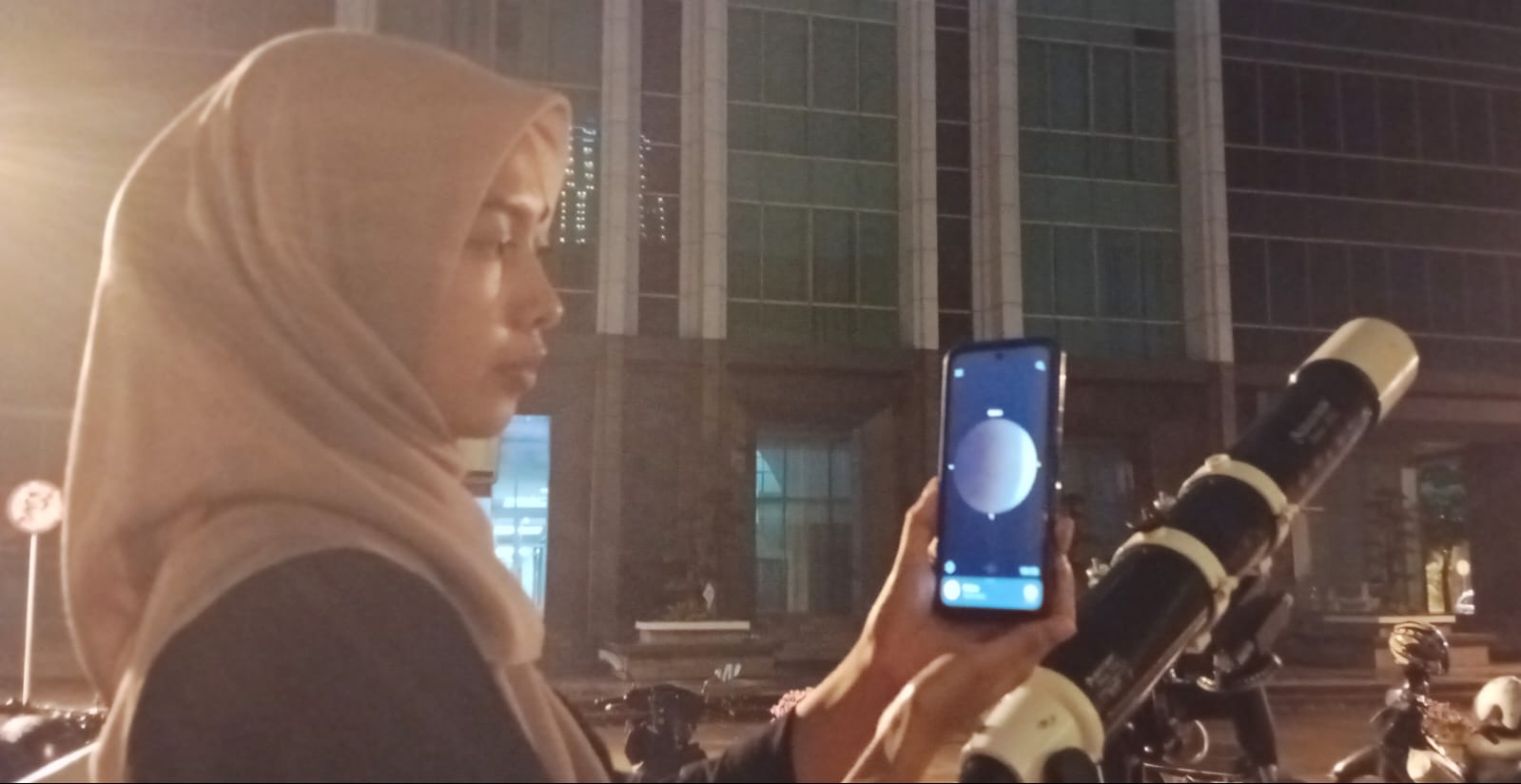 Pengamatan gerhana bulan total yang dilakukan oleh mahasiswa ilmu Falak Fakultas Syariah dan Hukum UINSA Surabaya.