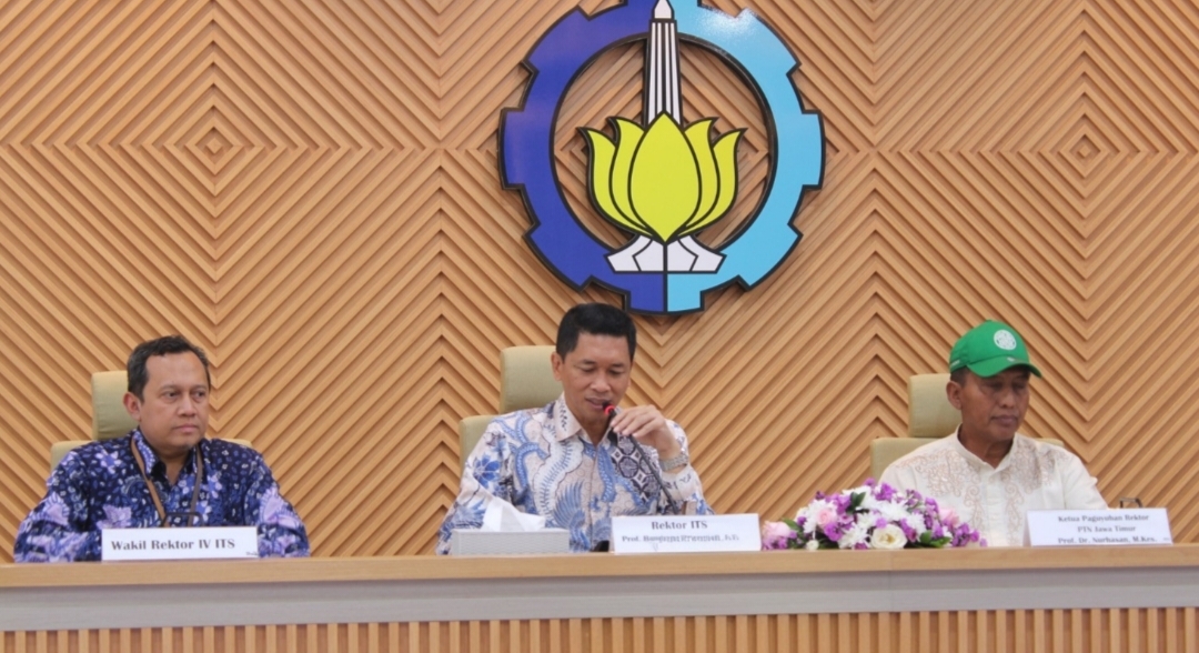 Rektor ITS Prof Dr (HC) Ir Bambang Pramujati ST MSc Eng PhD (tengah), Ketua Paguyuban Rektor PTN Jawa Timur Prof Dr Nurhasan M Kes (kanan)  di acara sosialisasi panduan riset JATIM MELAJU 2026.