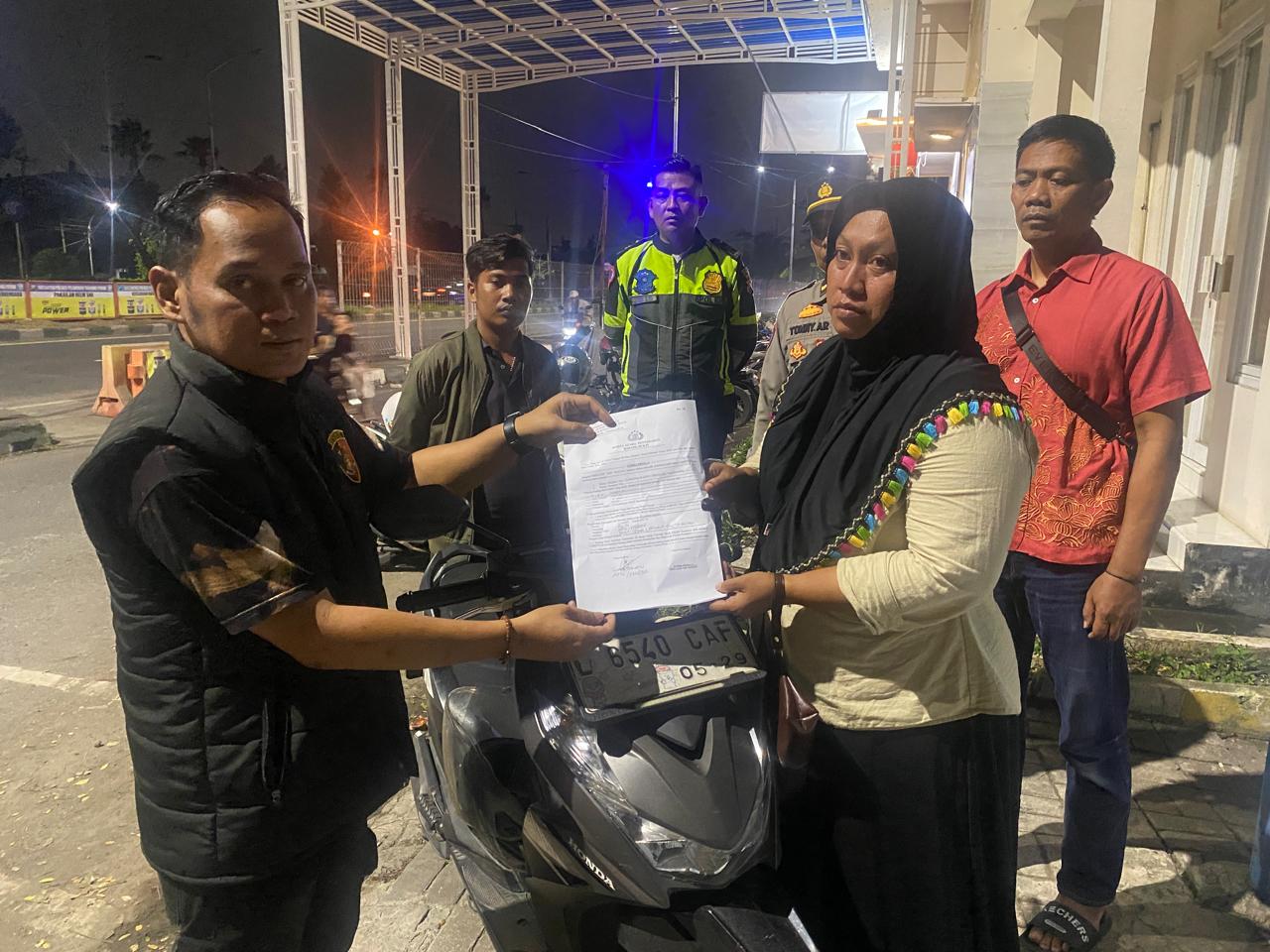 SUMRINGAH: Anggota saat menyerahkan sepeda motor ke pemiliknya. Motor ini ditemukan di akses masuk Jembatan Suramadu, Surabaya, ternyata baru saja dicuri. (IST/RADAR SURABAYA)
