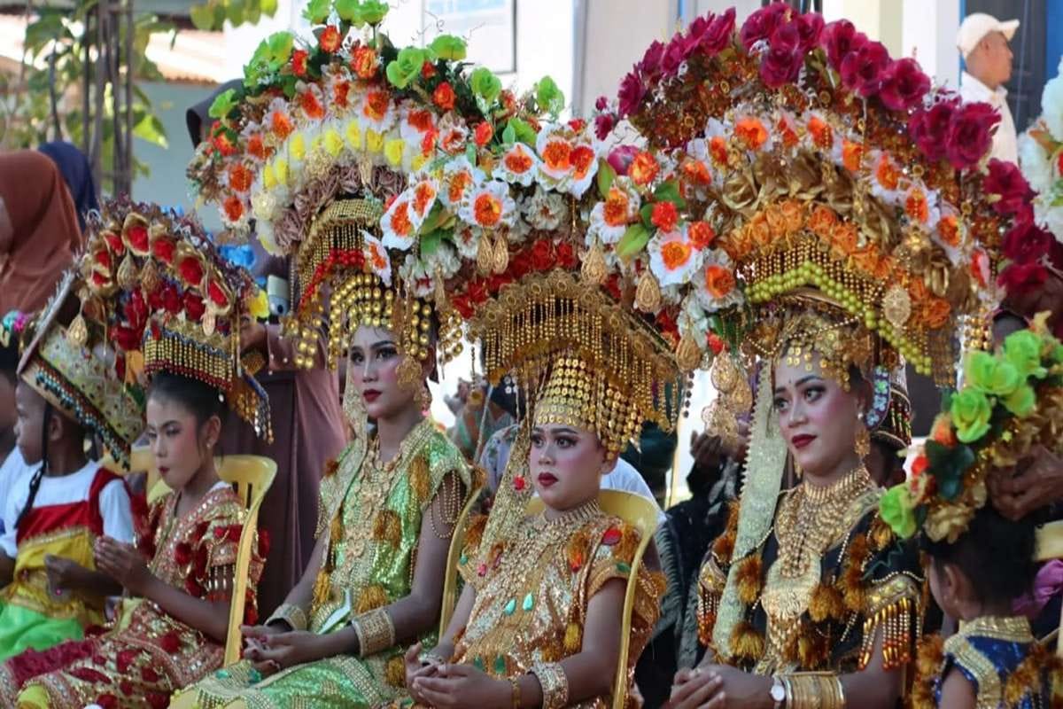 Sakral : Sejumlah remaja perempuan Suku Muna mengenakan busana adat lengkap saat mengikuti prosesi Tradisi Karia di Sulawesi Tenggara, sebagai simbol memasuki fase kedewasaan.