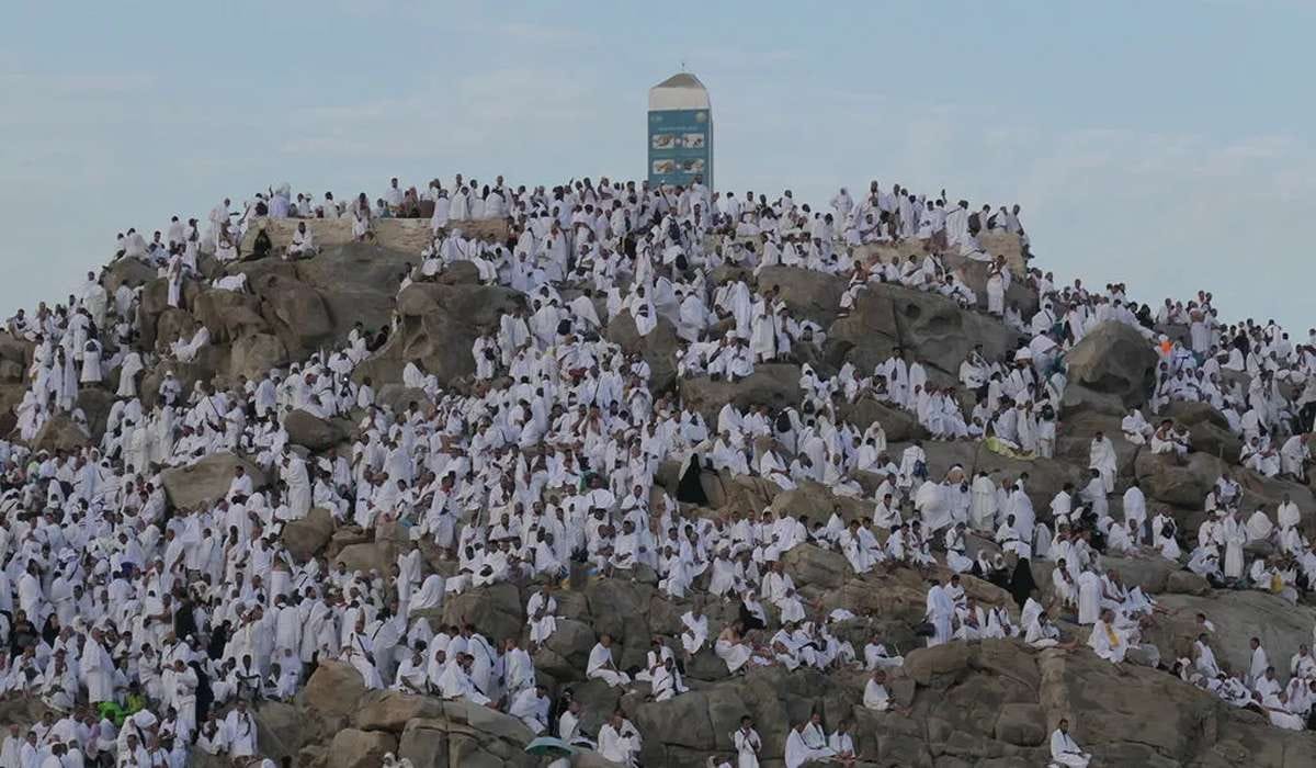 Umat Islam dari berbagai negara melaksanakan wukuf di Jabal Rahmah, Padang Arafah, Arab Saudi.