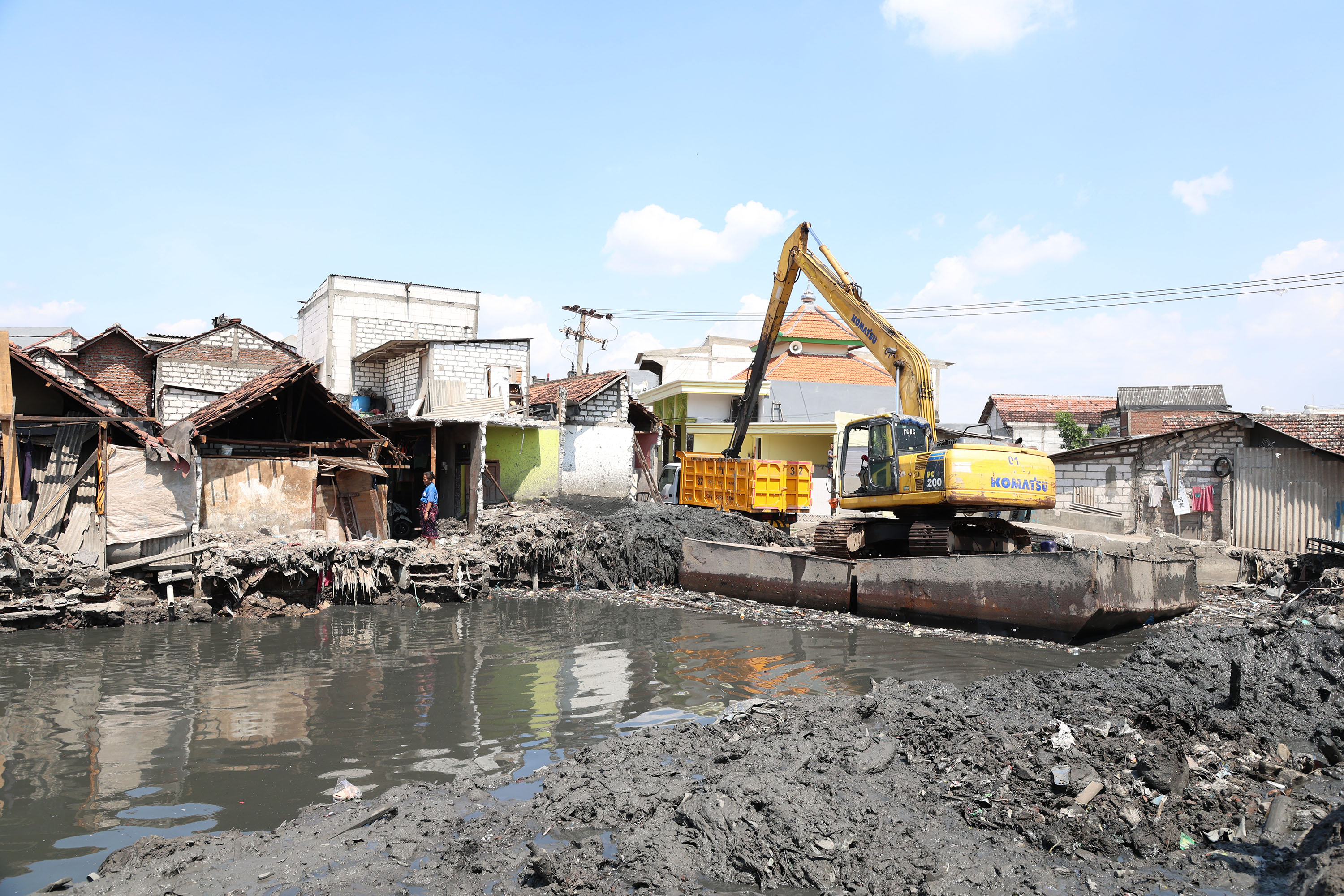 Proses normalisasi Kali Krembangan sebagai upaya pencegahan banjir.