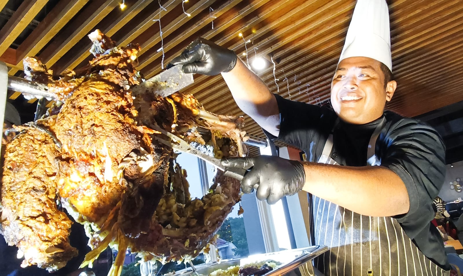 LAMB KARKAS: Sous Chef Swiss-Belhotel Darmo Surabaya Teguh Setyobudi ketika menyajikan lamb karkas dengan menggunakan domba Selandia Baru, Selasa (3/3).  