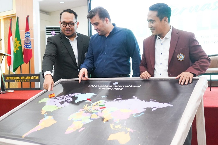 PESAN DAMAI: Rektor Umsura, Prof Mundakir (kiri) bersama akademisi asal Iran, Dr. Amir Rezaei Panah (tengah) berbincang, setelah kuliah tamu internasional yang digelar di kampus setempat, Selasa (3/3)