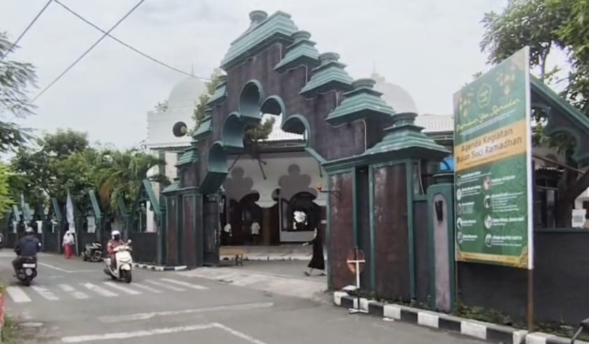 SEMANGGI: Gerbang Masjid Rahmat berbentuk daun semanggi yang melambangkan rukun Islam.