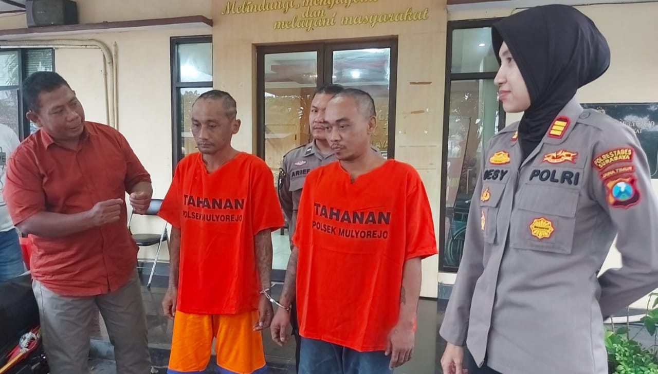 DITAHAN: Kedua tersangka pencuri motor Agus dan Sumitro diamankan di Mapolsek Mulyorejo, Surabaya.