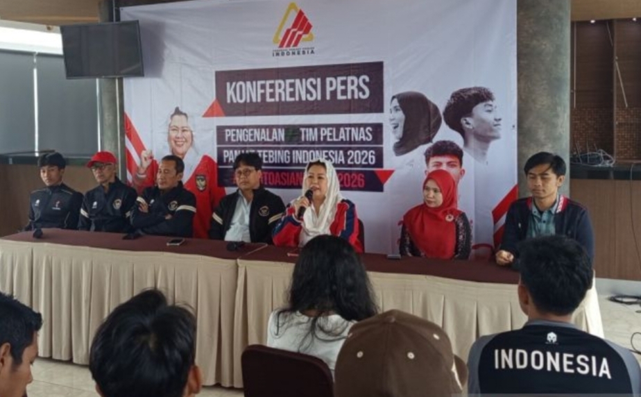Ketum PP FPTI Yenny Wahid (ketiga kanan) menjawab pertanyaan wartawan di Kota Bekasi, Jawa Barat, Rabu (4/3/2026)