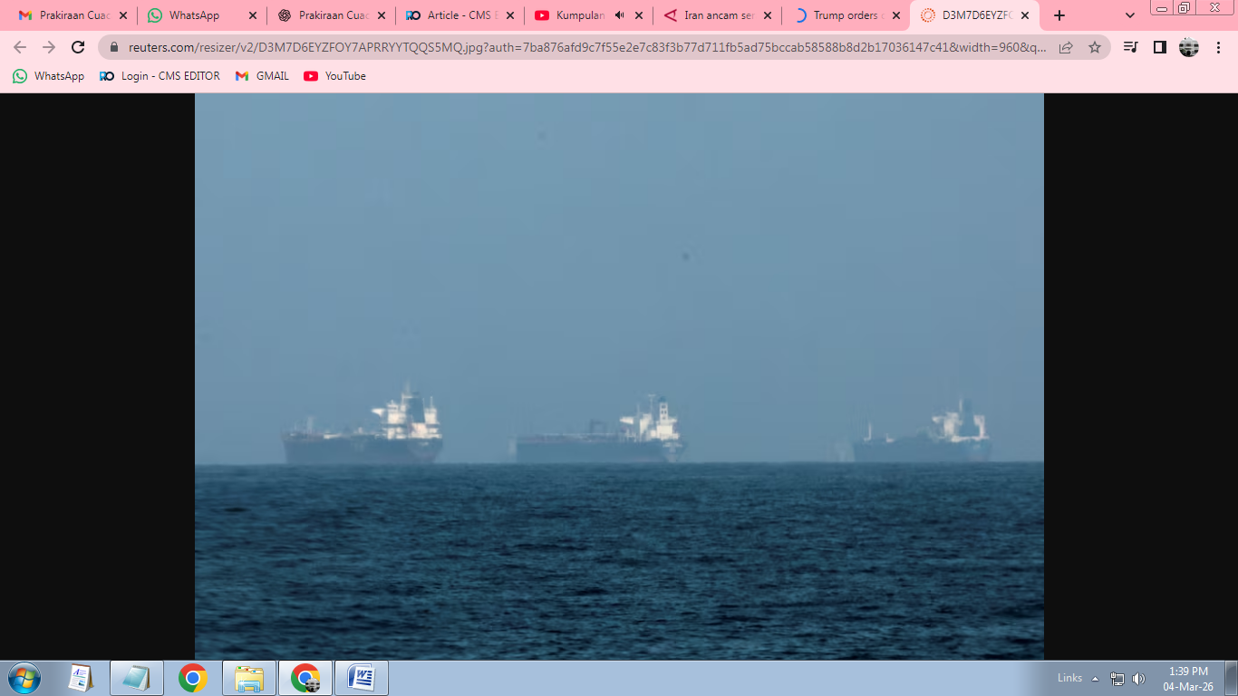 Sejumlah kapal yang akan melintas di Selat Hormuz. 