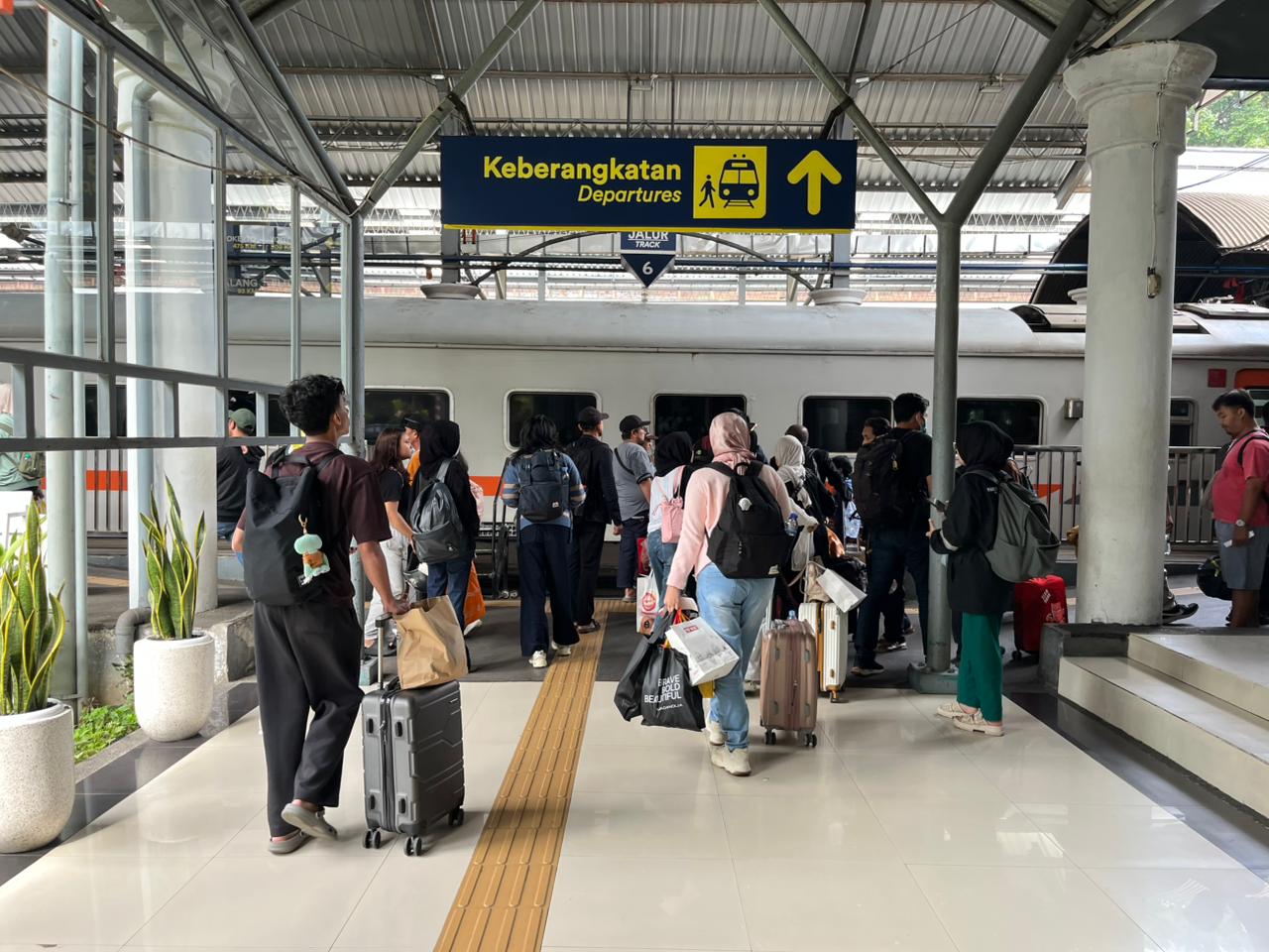 Penumpang memadati Stasiun Surabaya Gubeng jelang mudik Lebaran. (KAI)