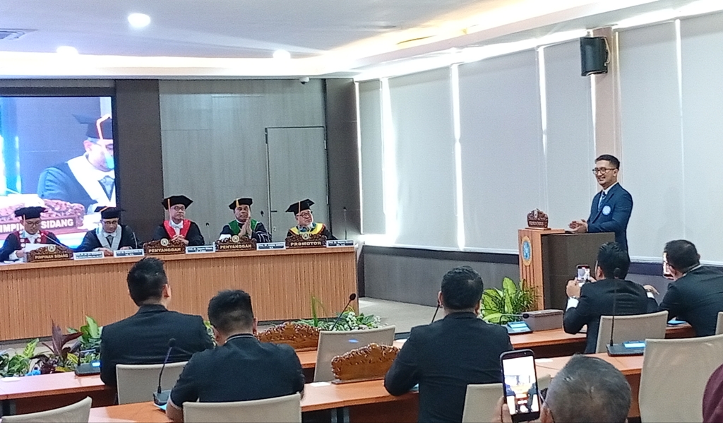 Anggota Komisi V DPR RI Arizal Tom Liwafa  mengikuti ujian doktoral di kampus Pascasarjana Unair Surabaya. (RAHMAT SUDRAJAT/RADAR SURABAYA)