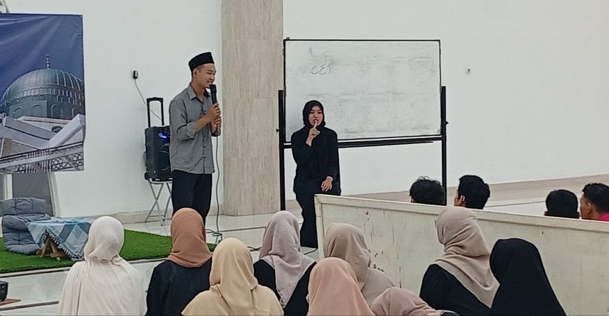 BELAJAR: Mahasiswa saat mengikuti pembelajaran mengaji dengan bahasa isyarat di Masjid Baitul Makmur, Kampus Ketintang Unesa.  