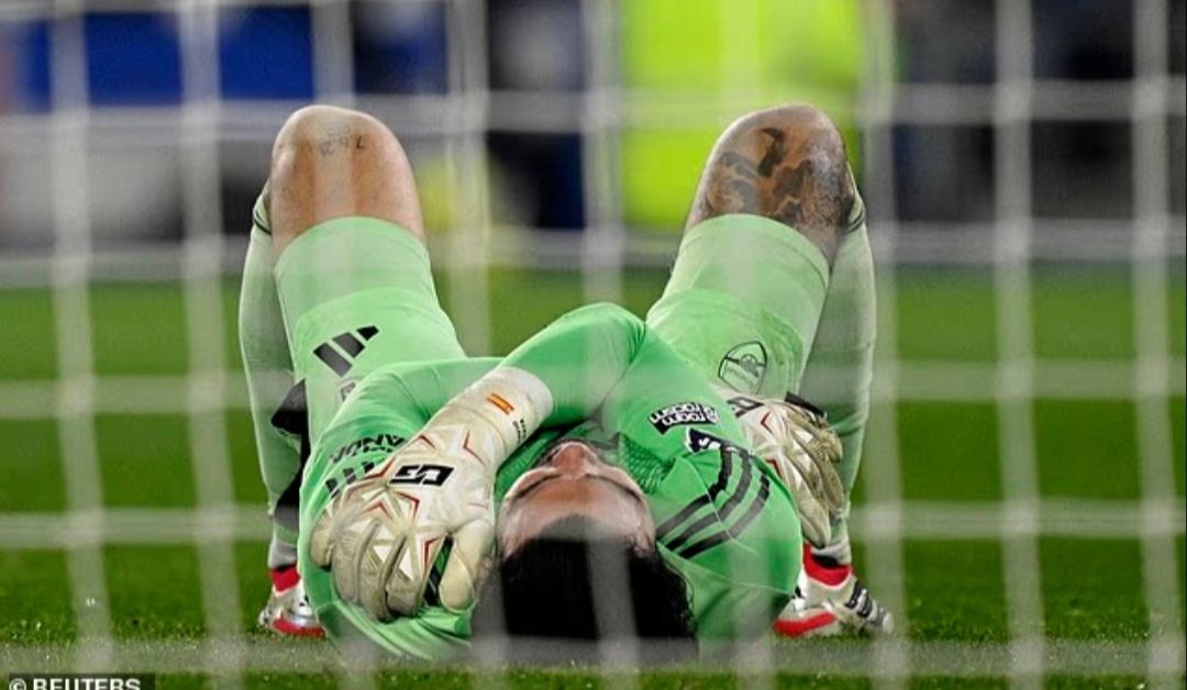 Fabian H&uuml;rzeler mengkritik kiper Arsenal, David Raya, karena dinilai &ldquo;tiga kali terjatuh&rdquo; dalam pertandingan tersebut.
