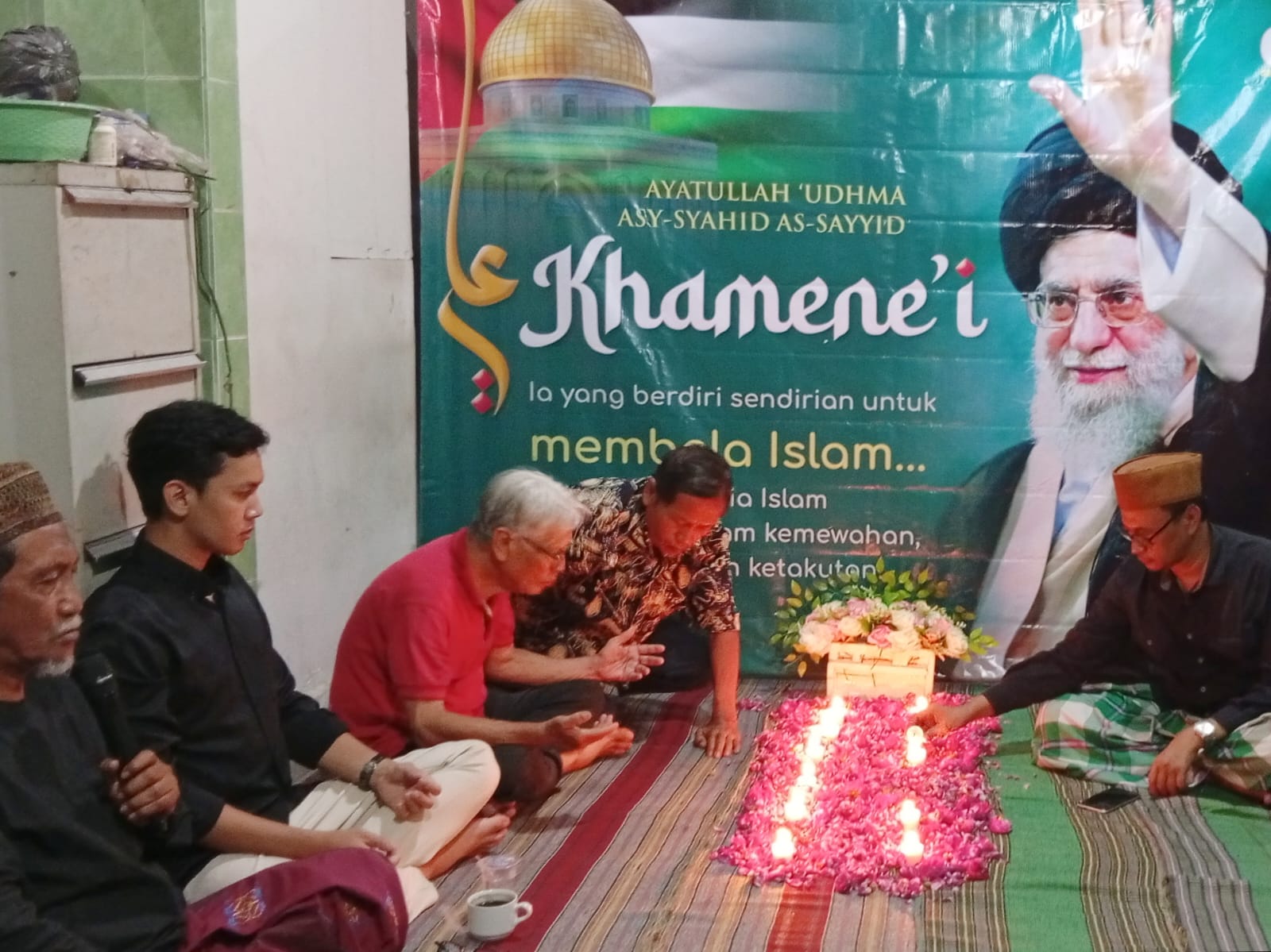 Masyarakat Islam di Surabaya yang tergabung dalam Gerakan Anti Zionis dan Amerika (Gaza) saat melakukan tahlil dan doa bersama atas gugurnya Ayatollah Ali Khamenei.