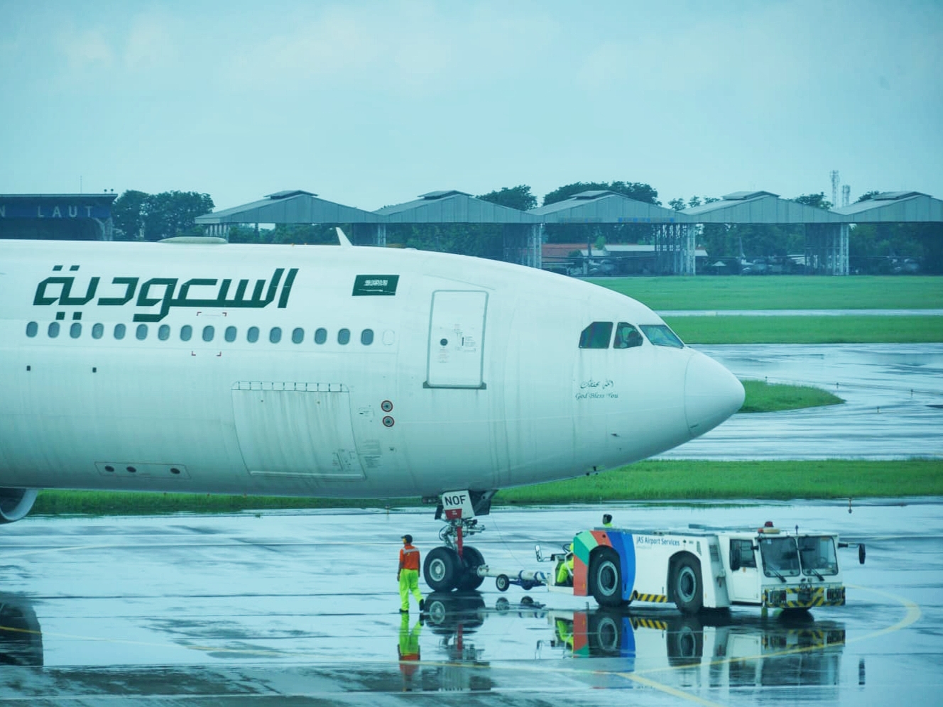 LANDASAN: Pesawat Saudi Arabia Airlines saat berada di landasan Bandara Juanda Surabaya di Sidoarjo pada musim haji tahun lalu.