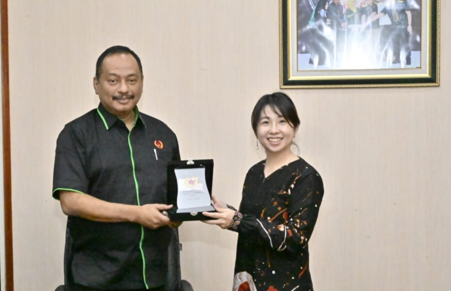 Ketua Umum KONI Jawa Timur Muhammad Nabil bersama Konsul Jenderal Jepang di Surabaya, Kaori Morohira. 