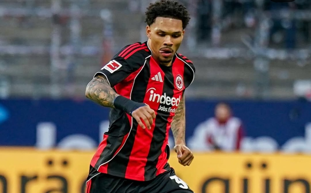 Bek muda Eintracht Frankfurt, Nnamdi Collins jadi incaran baru Liverpool. 