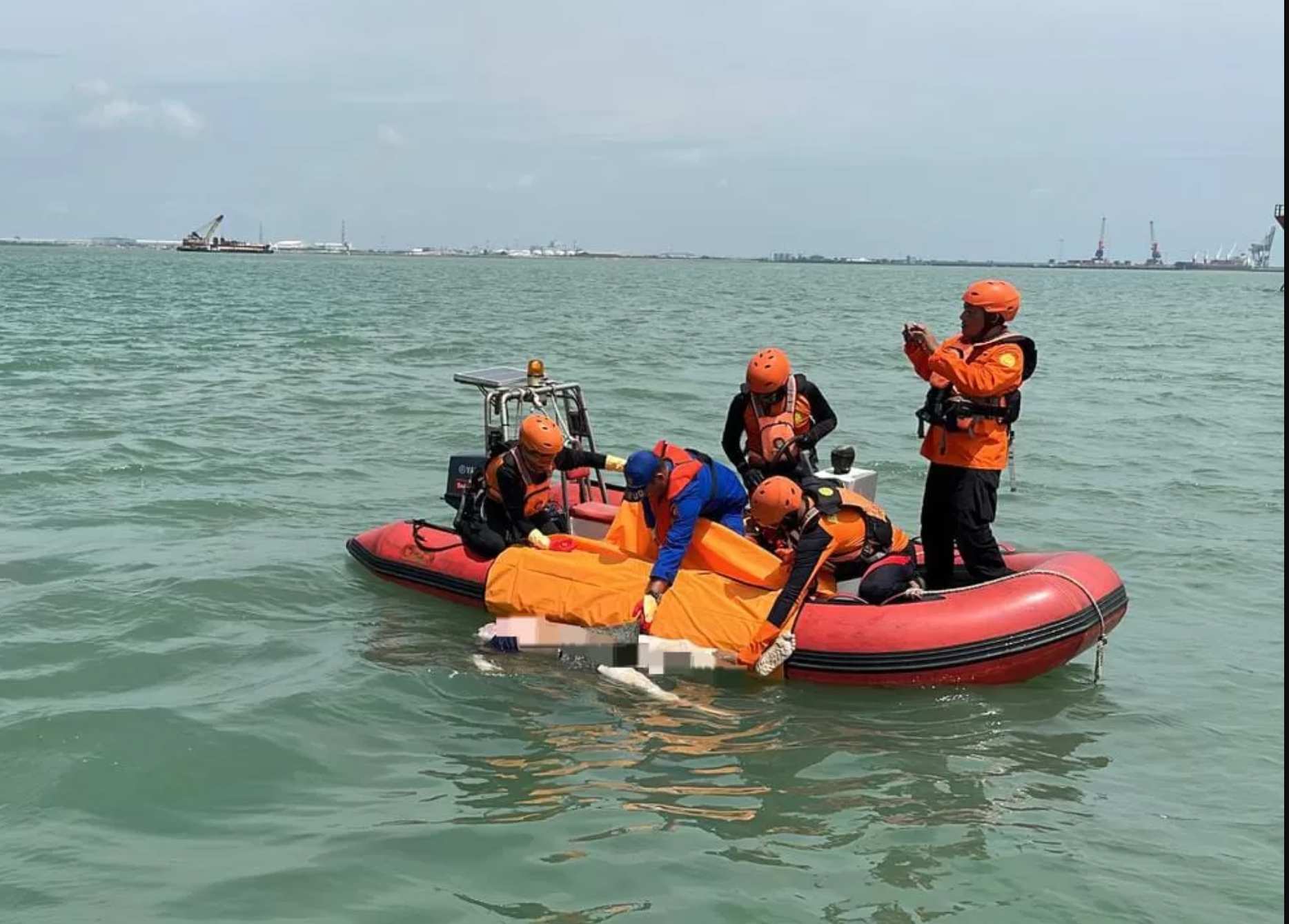 Proses evakuasi korban yang jatuh dari KM Dharma Ferry VII di perairan dekat Pelabuhan Maspion, Gresik. 