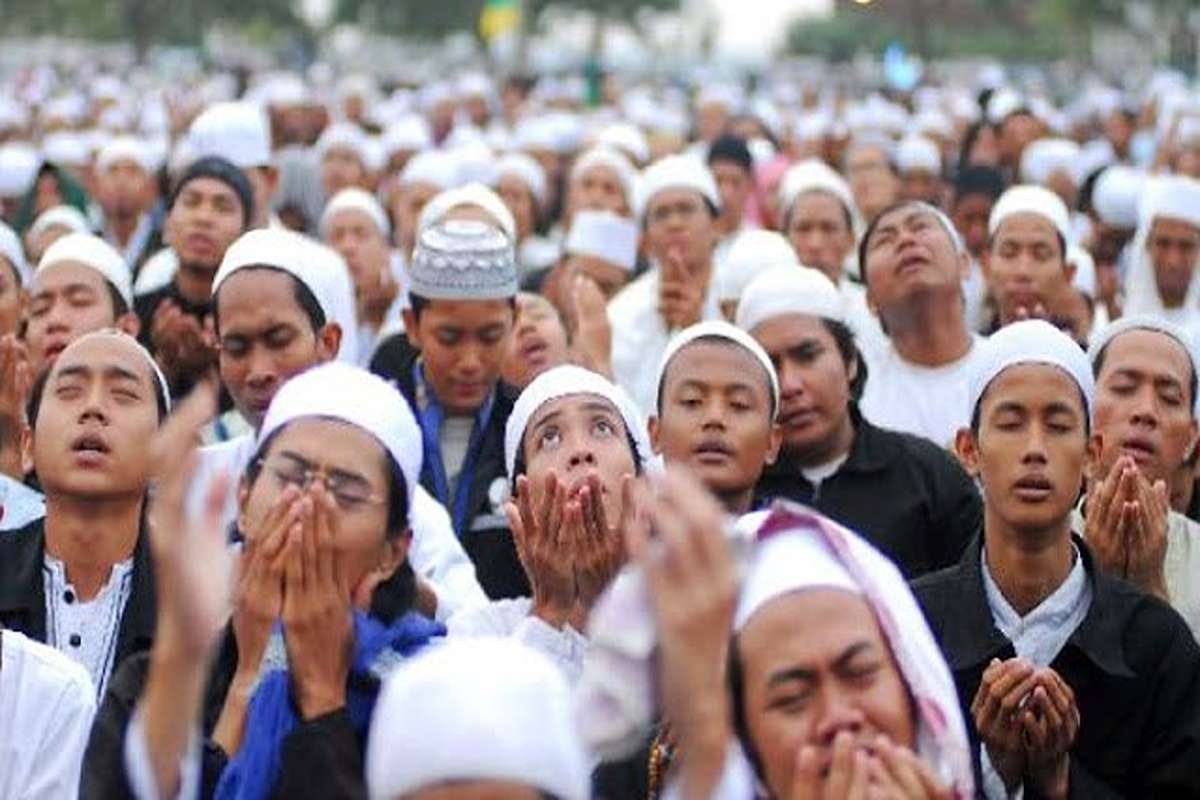 Khidmat : Ratusan jamaah mengangkat tangan dan memanjatkan doa bersama dalam suasana penuh haru di bulan Ramadan.