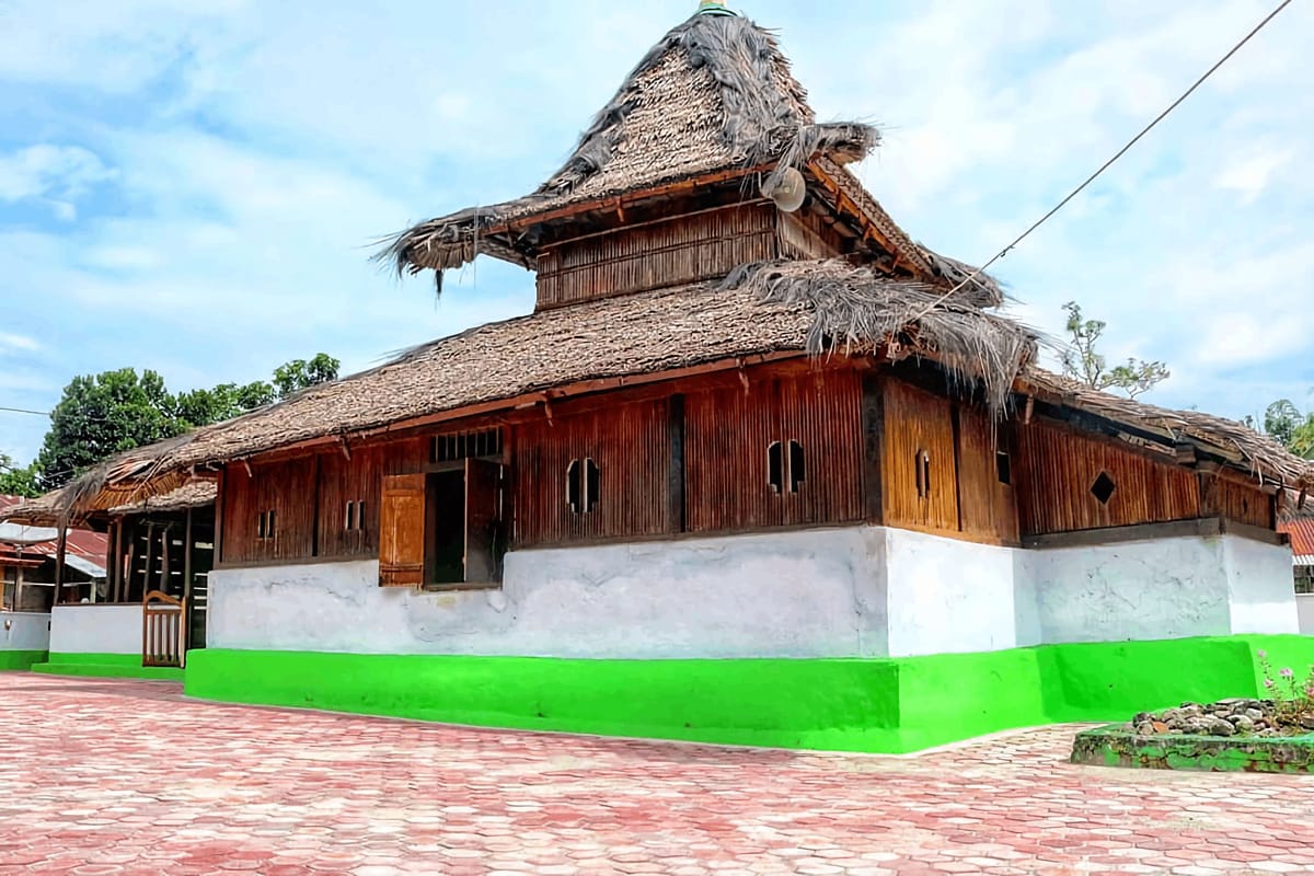  Bersejarah : Masjid Wapauwe di Desa Kaitetu, Maluku Tengah.