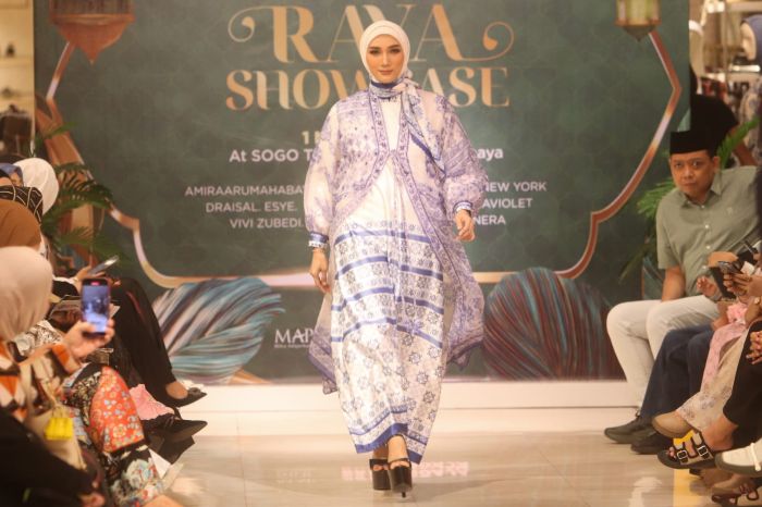 BLUE ROSE: Sejumlah model memeragakan busana karya desainer Rika Andarini, dalam pagelaran busana yang digelar di Tunjungan Plaza Surabaya.  