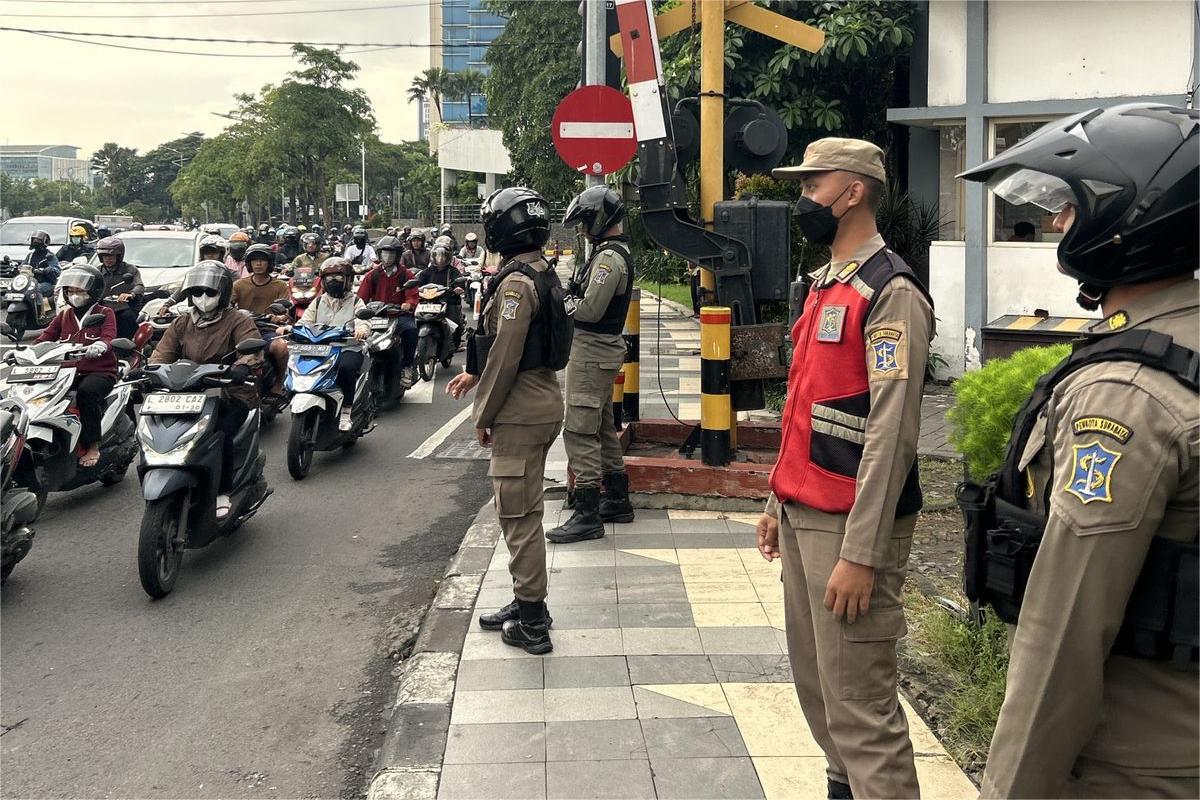 Petugas Satpol PP melakukan patroli di salah satu ruas jalan Surabaya. (IST)