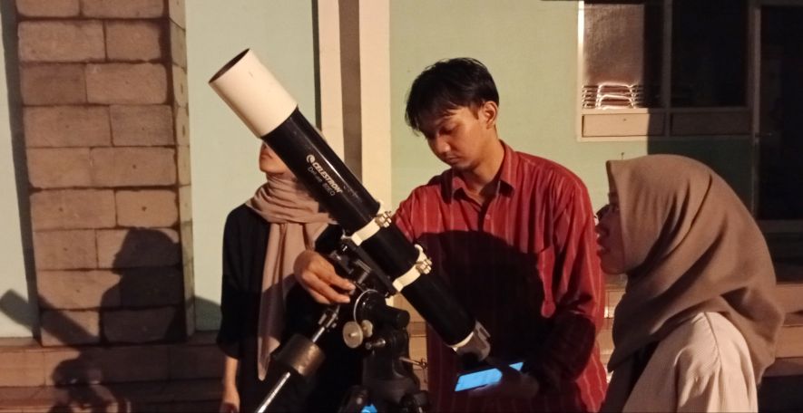 PRAKTIK: Pengamatan gerhana bulan total yang dilakukan omahasiswa ilmu Falak Fakultas Syariah dan Hukum UINSA Surabaya.  