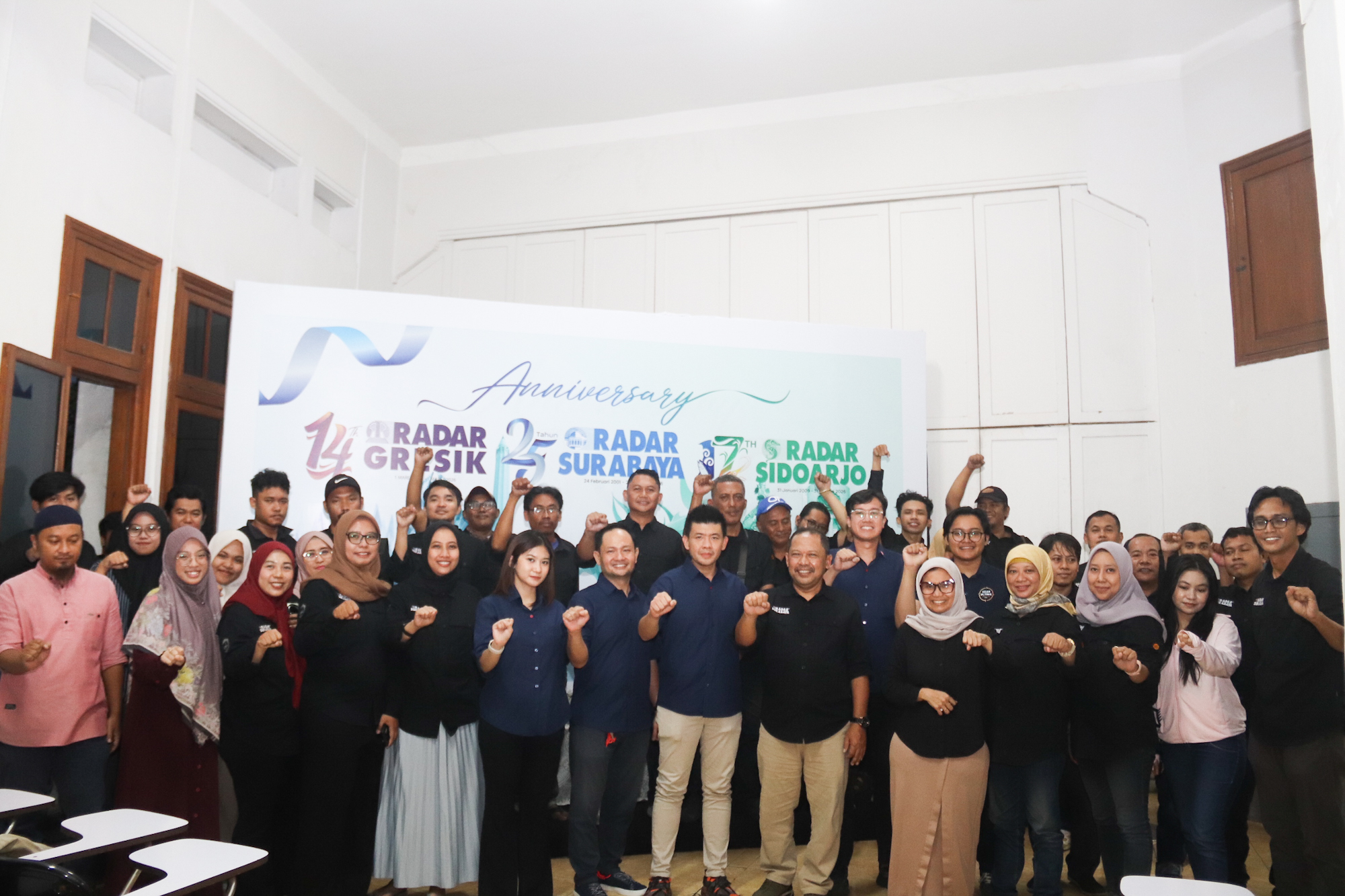 GAS POL: Buka puasa bersama antara keluarga besar Radar Surabaya dan PT Surya Timur Sakti Jatim (STSJ) di kantor Radar Surabaya, Jalan Kembang Jepun, Kamis (5/3/2026). (ANDY SATRIA/RADAR SURABAYA)