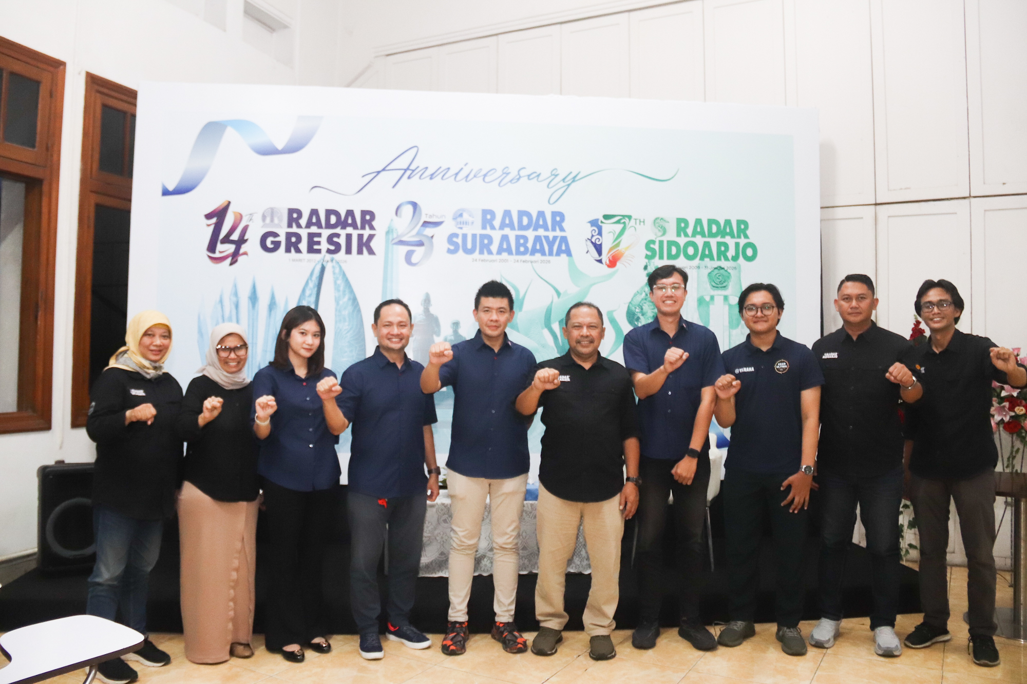 SINERGITAS: Manager Promotions William Saputra (lima dari kiri) bersama tim dan Direktur Radar Surabaya Lilik Widyantoro (lima dari kanan) dan jajaran manajemen. (ANDY SATRIA/RADAR SURABAYA)