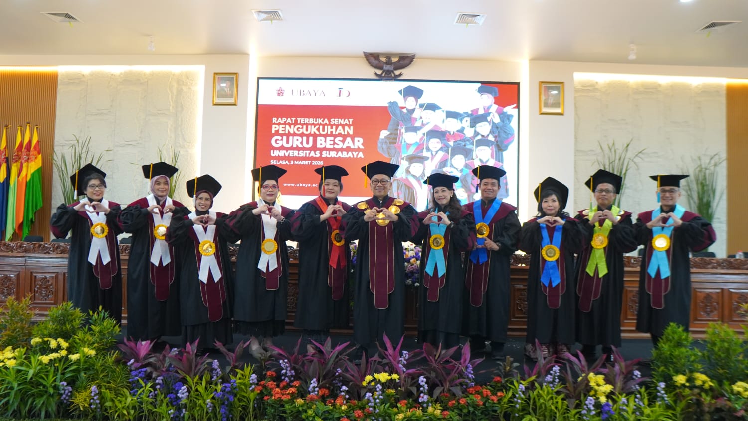 GURU BESAR: Sebanyak 10 guru besar baru Universitas Surabaya (Ubaya), berfoto bersama setelah pengukuhan yang digelar di kampus setempat.  