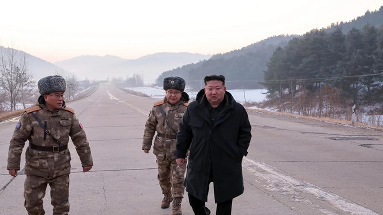 Presiden Korea Utara, Kim Jong Un melihat fasilitas tempur terbaru yang dimiliki.