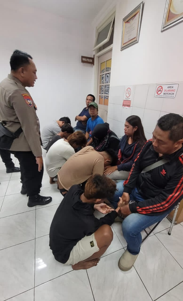 Sejumlah remaja sungkem pada orang tua mereka di Surabaya. Kasus perang sarung. (Mahrus/Radar Surabaya)