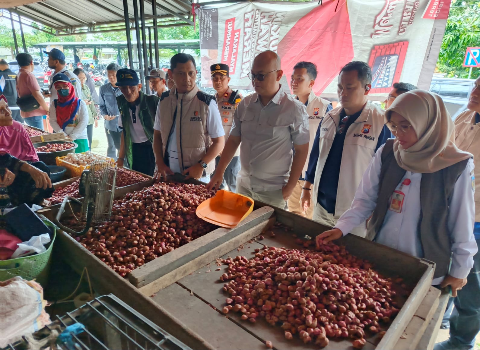 PERIKSA: Satgas Saber Pelanggaran Harga, Keamanan, dan Mutu Pangan Mabes Polri saat turun langsung mengecek harga pangan. Harga sejumlah komoditas dan sembako baik di pasar dan petani dicek. (IST)
